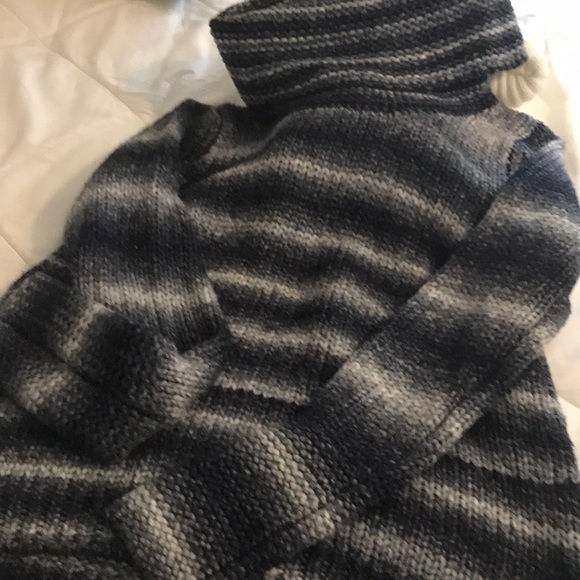 Sweaters - Picture 4 of 4